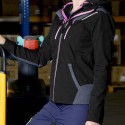 Confort et imperméabilité du softshell FLORENCE noir et fushia