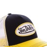 Écusson Von Dutch blanc brodé noir et jaune à l'avant de la casquette COLORS de Von Dutch