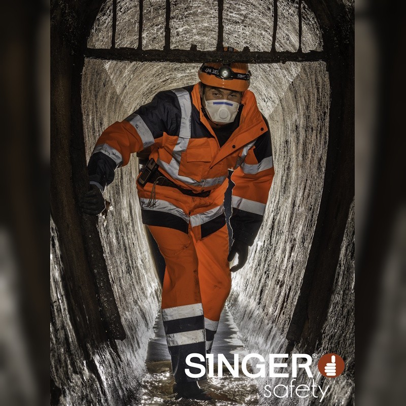 Tenue de pluie haute visibilité professionnelle SINGER portée sur chantier