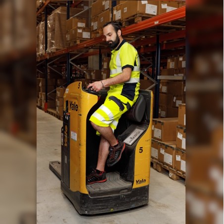 Bermuda haute visibilité LMA porté en situation professionnelle en entrepôt