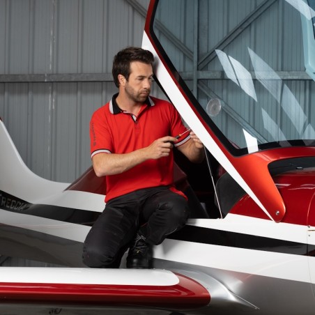 Polo homme polycoton Facom rouge porté