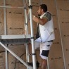 Artisan portant le bermuda de travail stretch LMA LAVIS sur un chantier