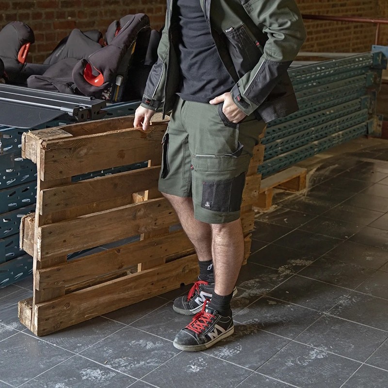 Artisan portant le bermuda de travail stretch LMA GARBEN sur un chantier