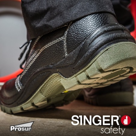 Chaussure de sécurité GR250 SINGER portée avec pantalon de travail