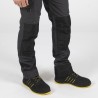 Chaussure de sécurité montante TYSON noir et jaune portée au travail