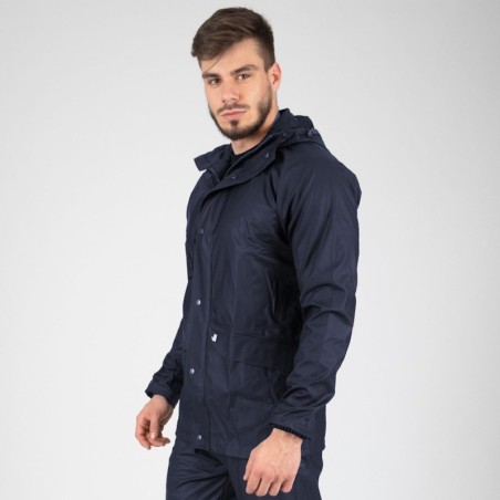 Veste de pluie professionnelle TUNA Nine Worths bleu marine portée par un homme