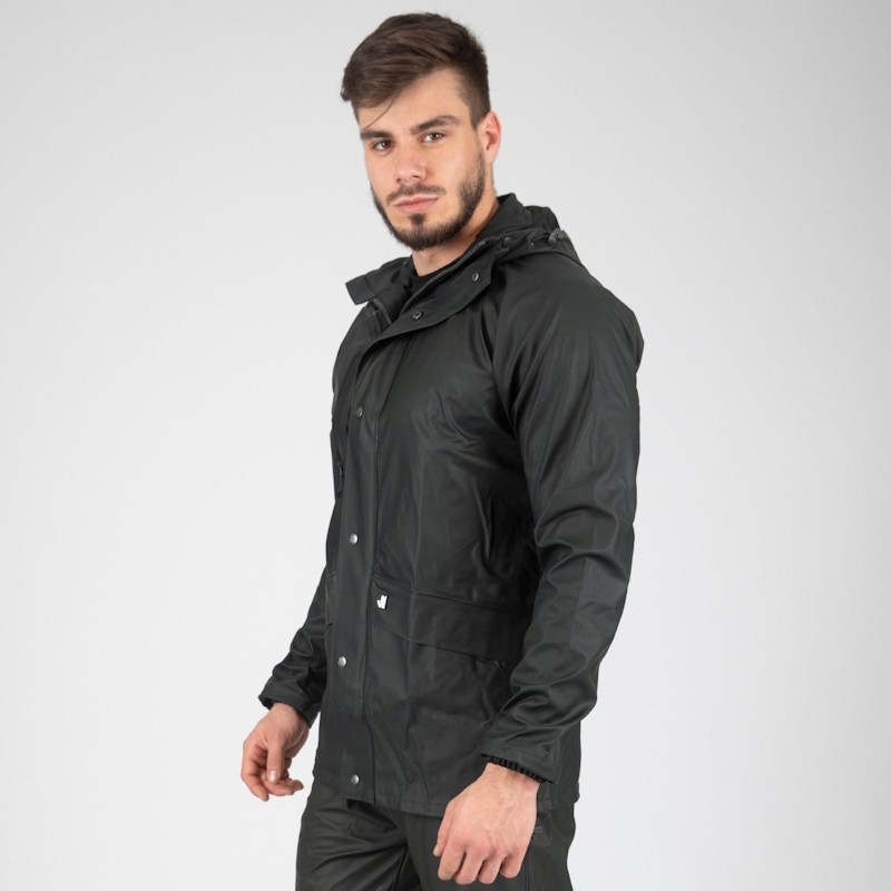 Veste de pluie TUNA Nine Worths vert kaki portée avec capuche et col montant