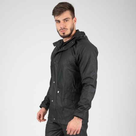 Veste de pluie TUNA Nine Worths vert kaki portée avec capuche et col montant