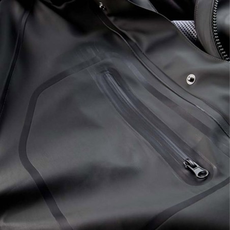 Détail de la poche zippée étanche de la veste de pluie TUNA Nine Worths
