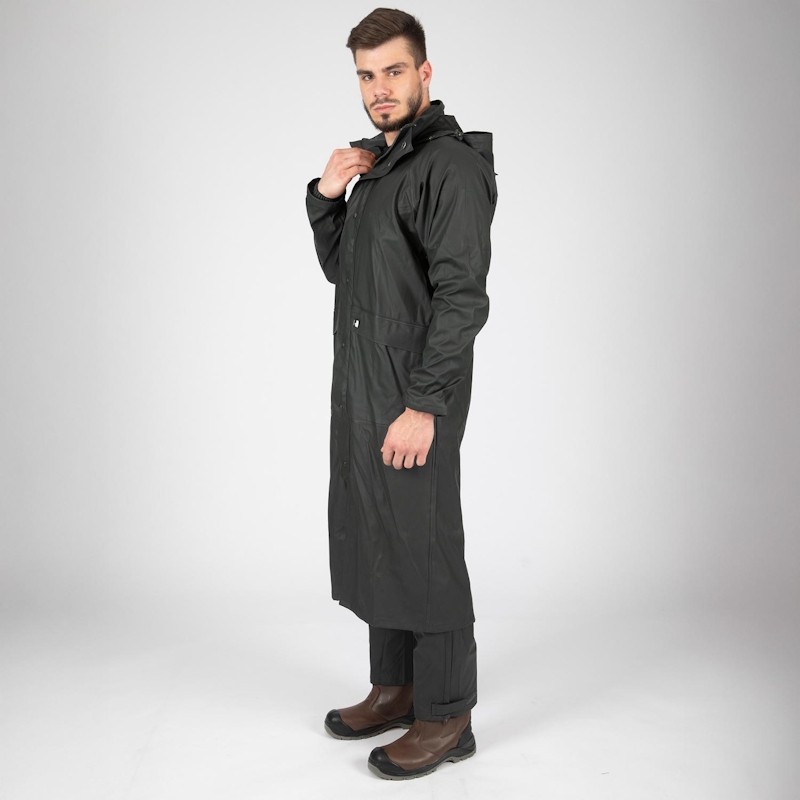 Manteau de pluie professionnel OCTOPUS Nine Worths vert olive porté par un homme