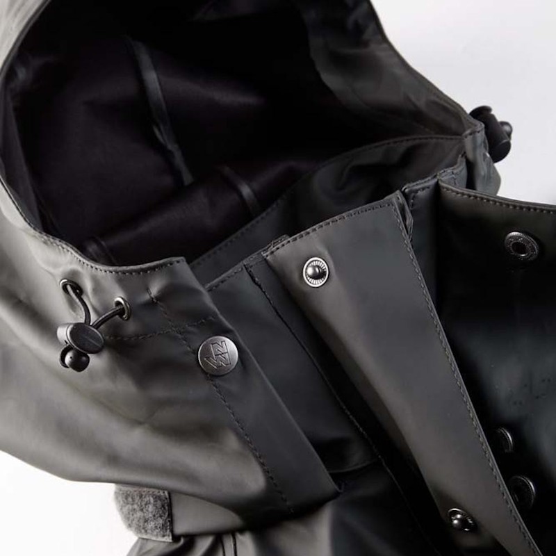 Détail de la fermeture à boutons du manteau de pluie OCTOPUS Nine Worths