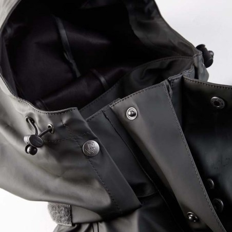 Détail de la fermeture à boutons du manteau de pluie OCTOPUS Nine Worths