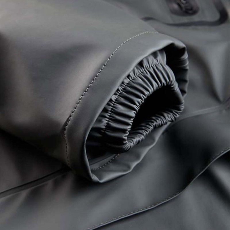 Détail du poignet élastiqué du manteau de pluie OCTOPUS Nine Worths vert olive