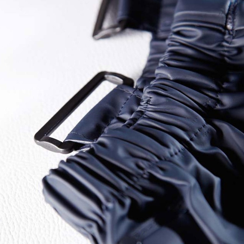 Détail du tissu imperméable du pantalon de pluie SHARK Nine Worths bleu marine