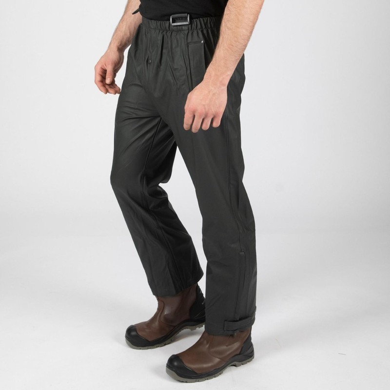 Pantalon de pluie SHARK Nine Worths olive – porté par un professionnel