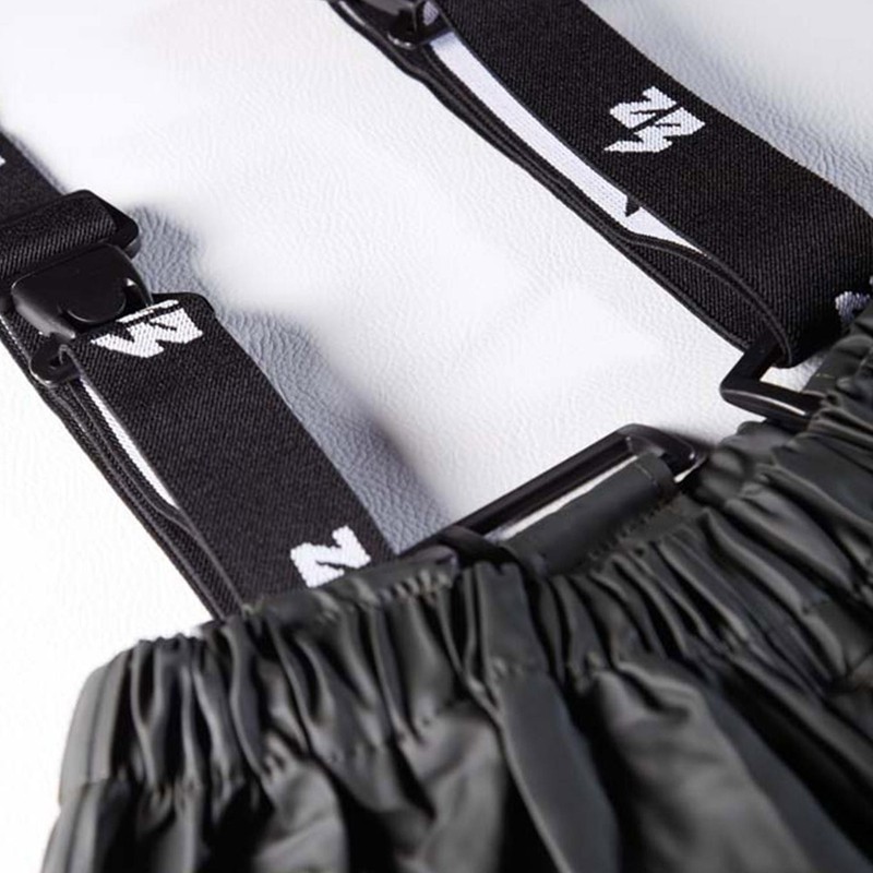 Détail de la taille élastiquée et des passants pour bretelles du pantalon de pluie SHARK Nine Worths
