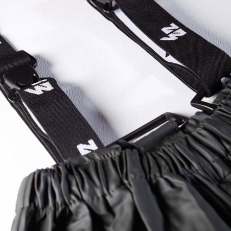 Détail de la taille élastiquée et des passants pour bretelles du pantalon de pluie SHARK Nine Worths