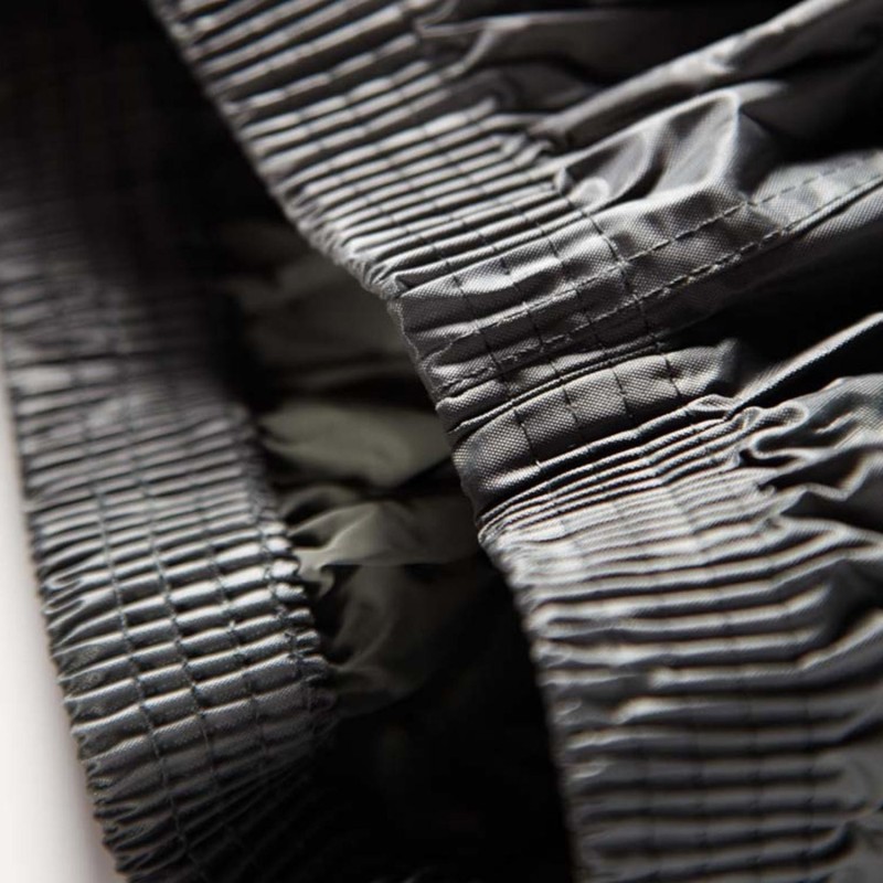 1. Détail des finitions de l’ensemble de pluie imperméable RAINY Nine Worths