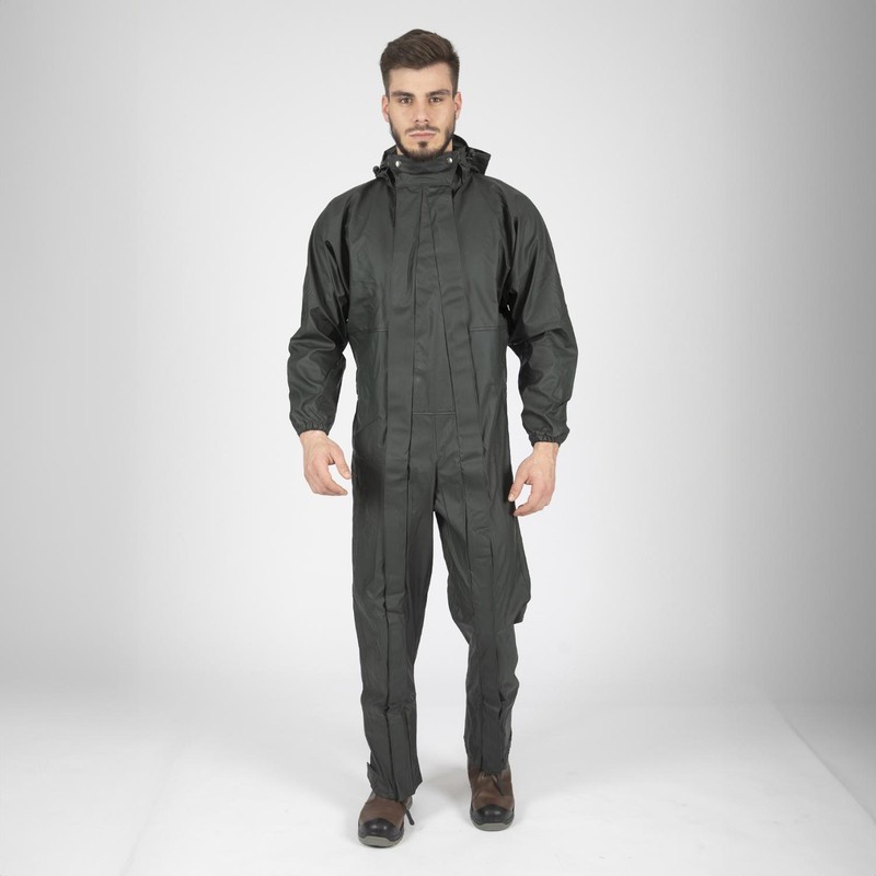 1. Combinaison de pluie imperméable ORK Nine Worths portée par un professionnel – vue de face