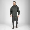 1. Combinaison de pluie imperméable ORK Nine Worths portée par un professionnel – vue de face