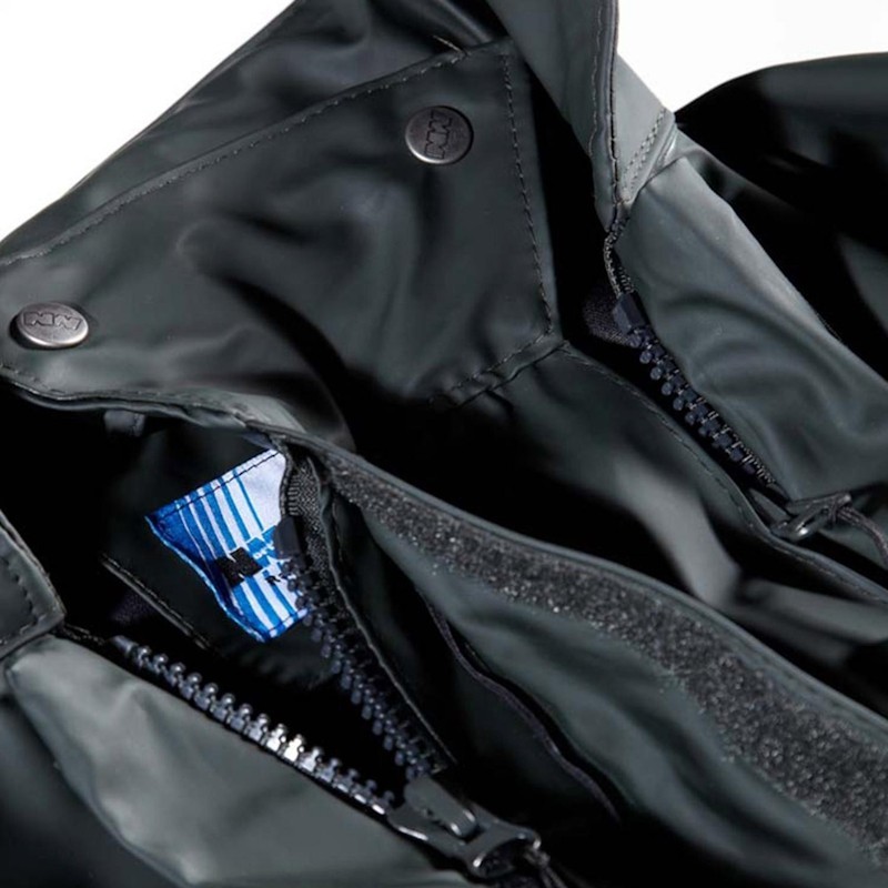 Détail de la fermeture de la combinaison de pluie imperméable ORK Nine Worths