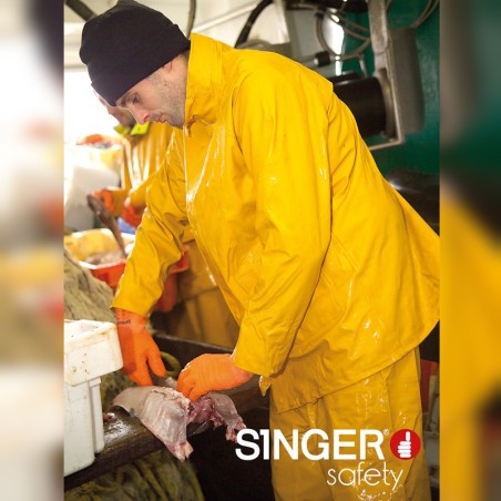 Professionnel portant une veste de pluie jaune Singer Safety lors d’un travail en extérieur