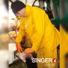 Professionnel portant une veste de pluie jaune Singer Safety lors d’un travail en extérieur