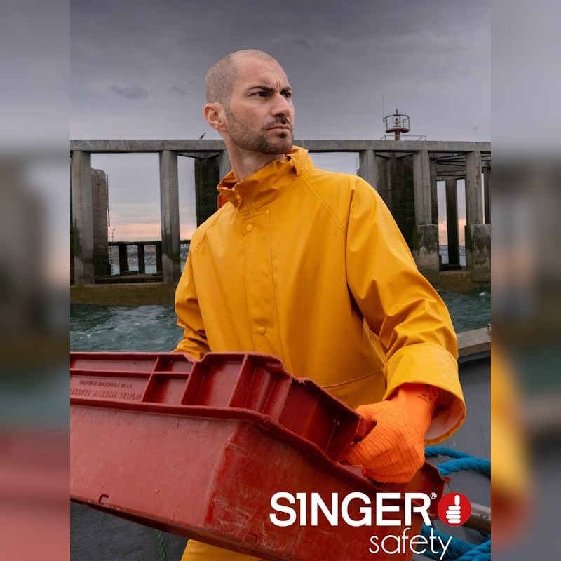 Veste de pluie jaune portée en situation de travail – vêtement imperméable Singer Safety