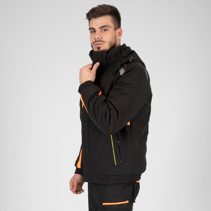 Veste softshell de travail imperméable portée par un artisan