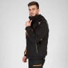 Veste softshell de travail imperméable portée par un artisan